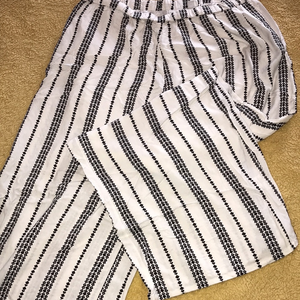 New York & Company woman’s casual pants.  Size L, white w/black Diamond pattern.